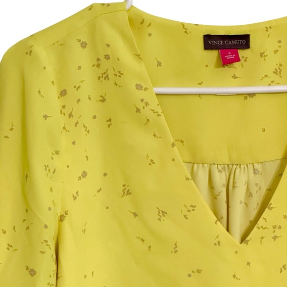 🔥 HOST PICK 🔥 Vince Camuto Printed V-Neck 3/4-Flutter Sleeve Blouse Yellow S - Picture 5 of 6